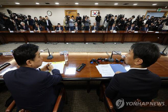김주현 금융위원장(왼쪽)과 이복현 금융감독원장이 20일 오후 서울 중구 은행연합회에서 열린 금융지주회장단 간담회에 참석하고 있다. 연합뉴스